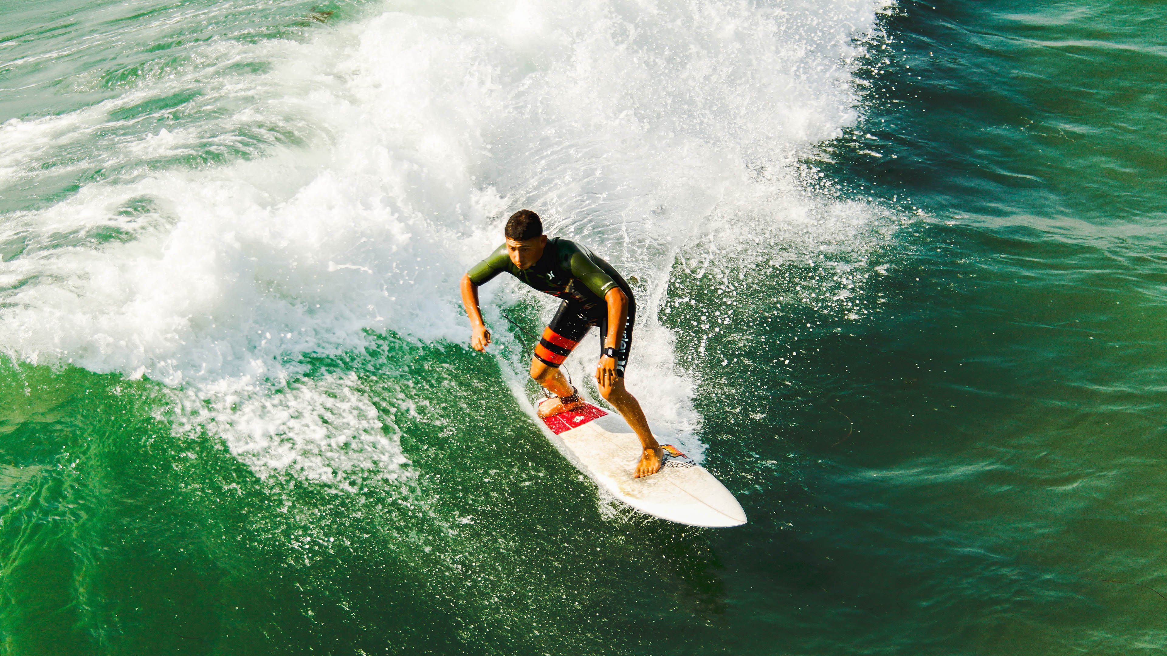 惊心动魄的点球大战决出胜负，球队A险胜球队B晋级决赛